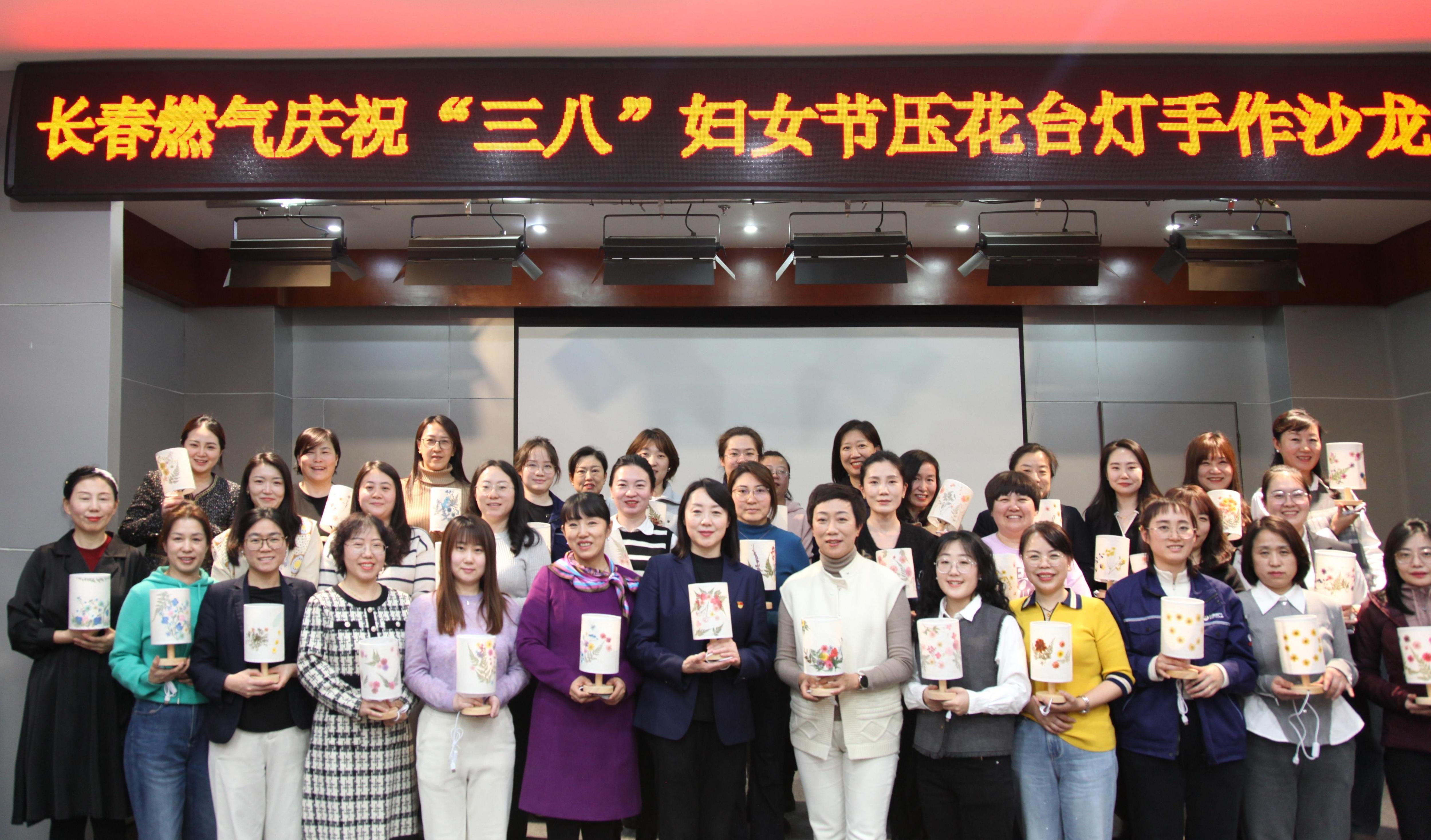 10.女職工們合影留念.JPG
