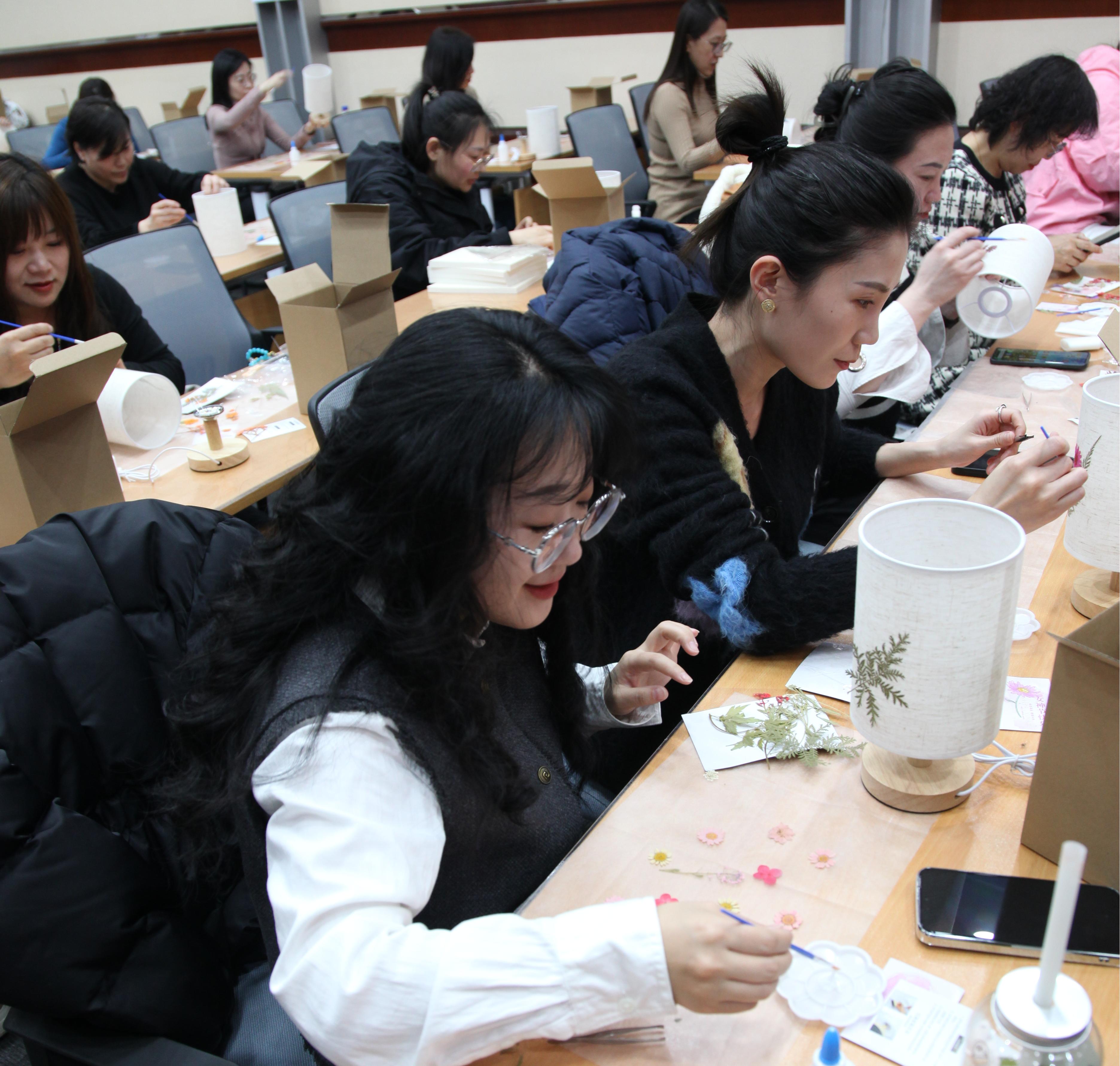 6.女職工制作壓花臺(tái)燈中.JPG